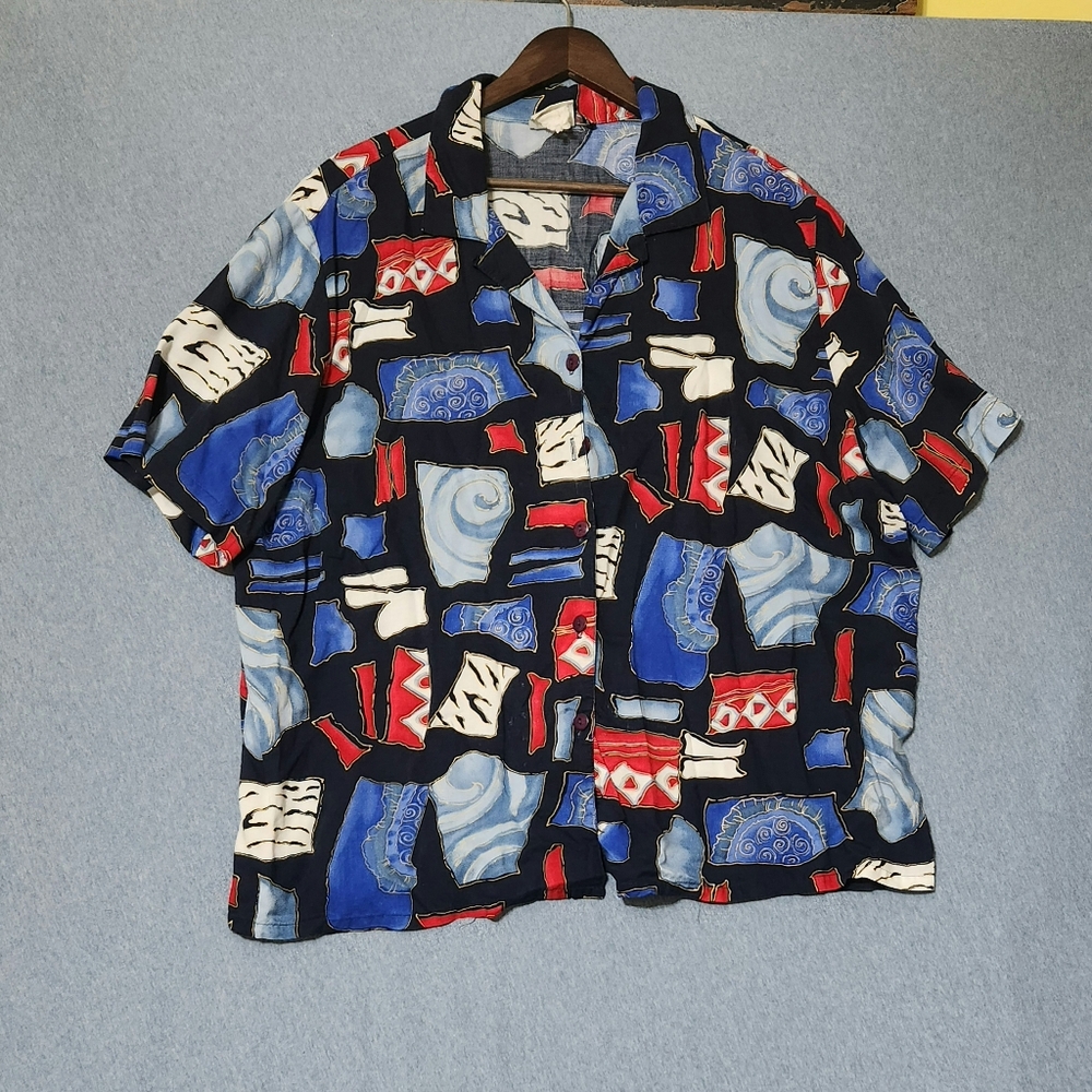 Women's Essentials abstract shapes short sleeved button down blouse. Size 2XL